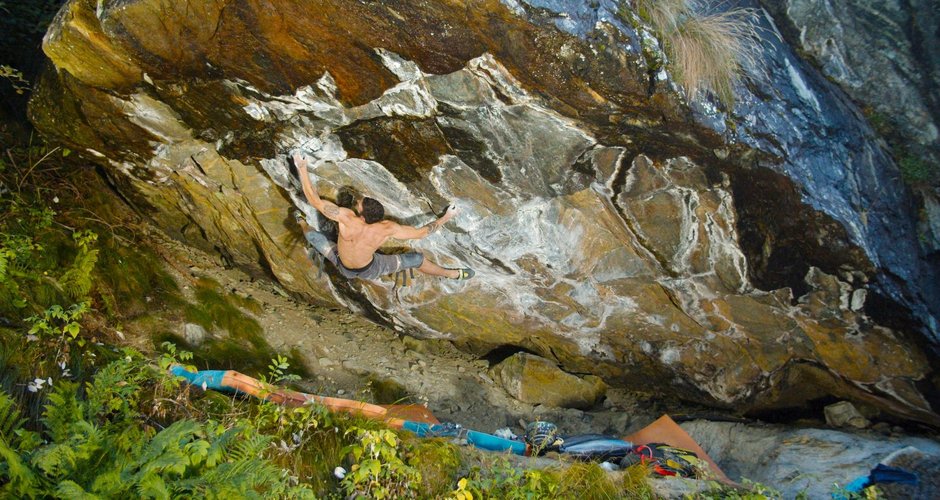 Elias Iagnemma klettert „Exodia” und schlägt [9A+] vor