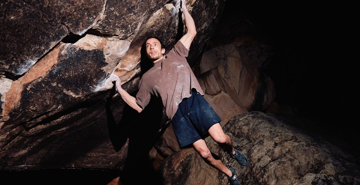 Simon Lorenzi holt die vierte Begehung von Sean Baileys Boulder „Shaolin“ [9A]