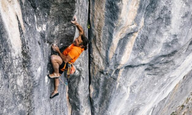 Alexander Huber klettert „Feuersalamander“ (X/8b)