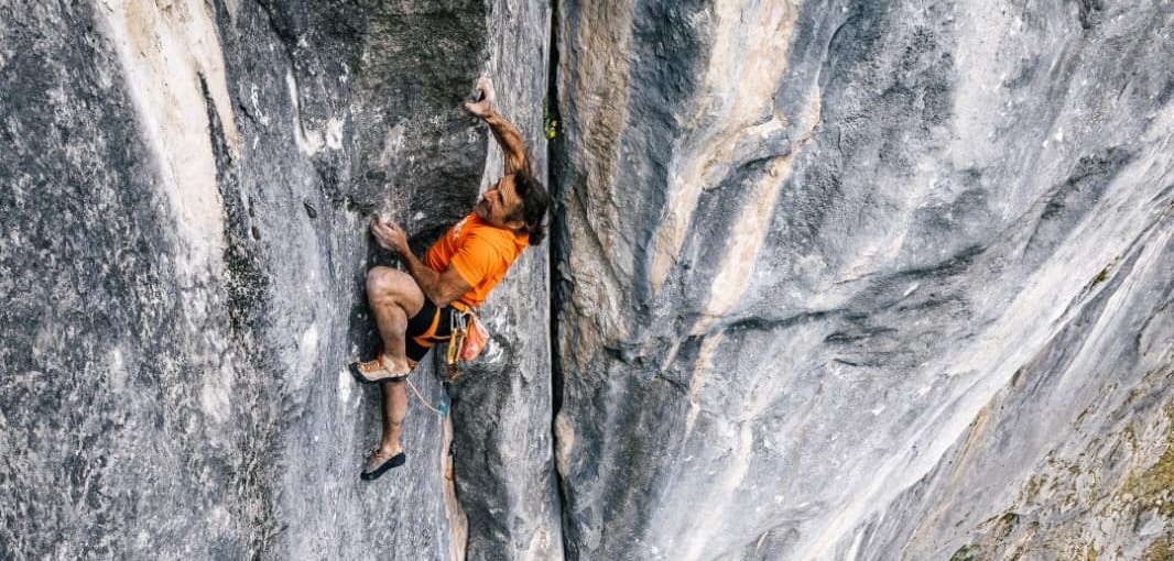 Alexander Huber klettert „Feuersalamander“ (X/8b)