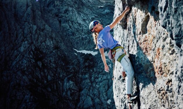 Lara Neumeier komplettiert mit der Begehung „Des Kaisers Neue Kleider“ die Alpine Trilogie